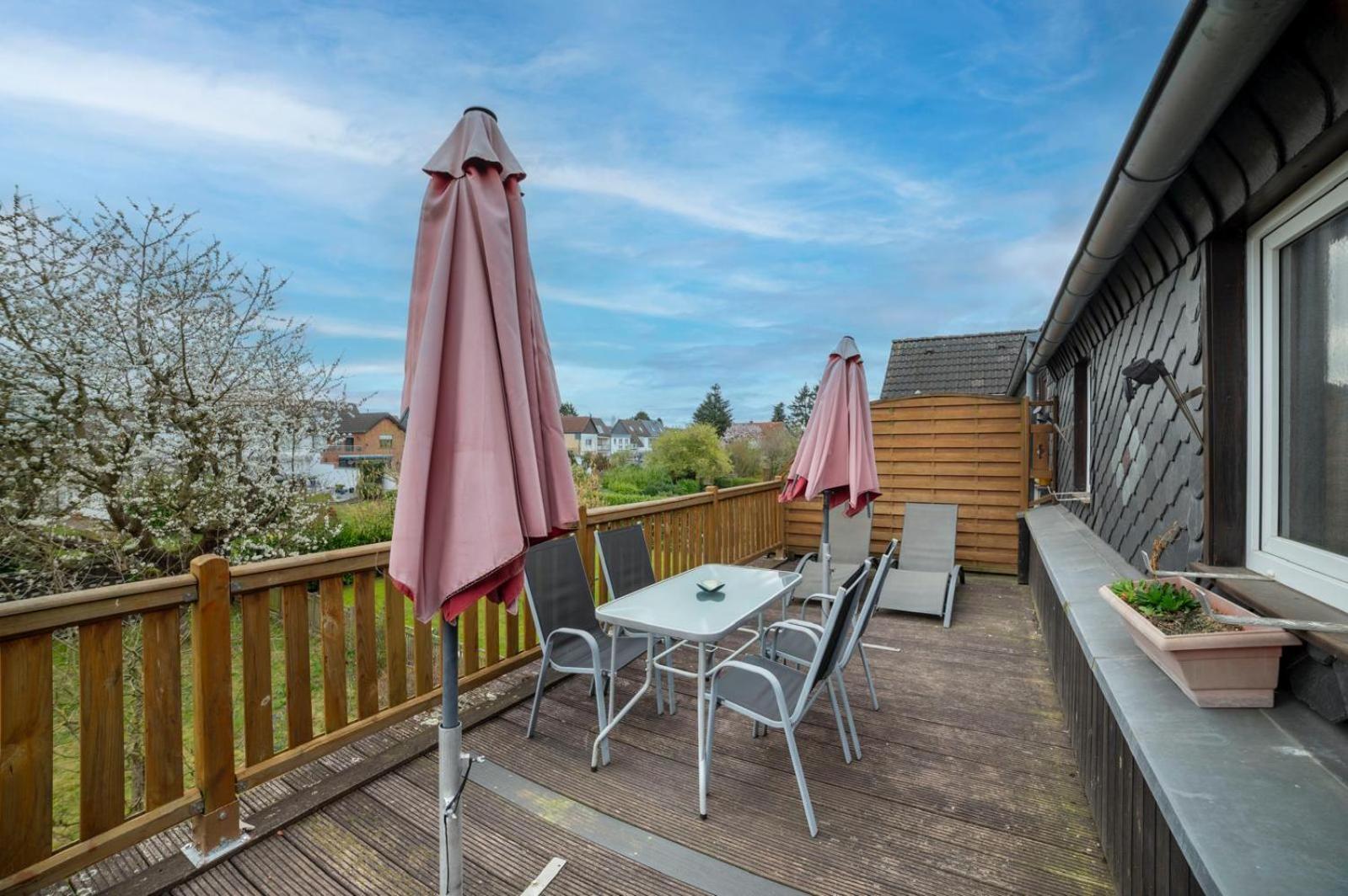 Cozy Villa With Garden, Balcony And Parking Area In Duesseldorf エクステリア 写真